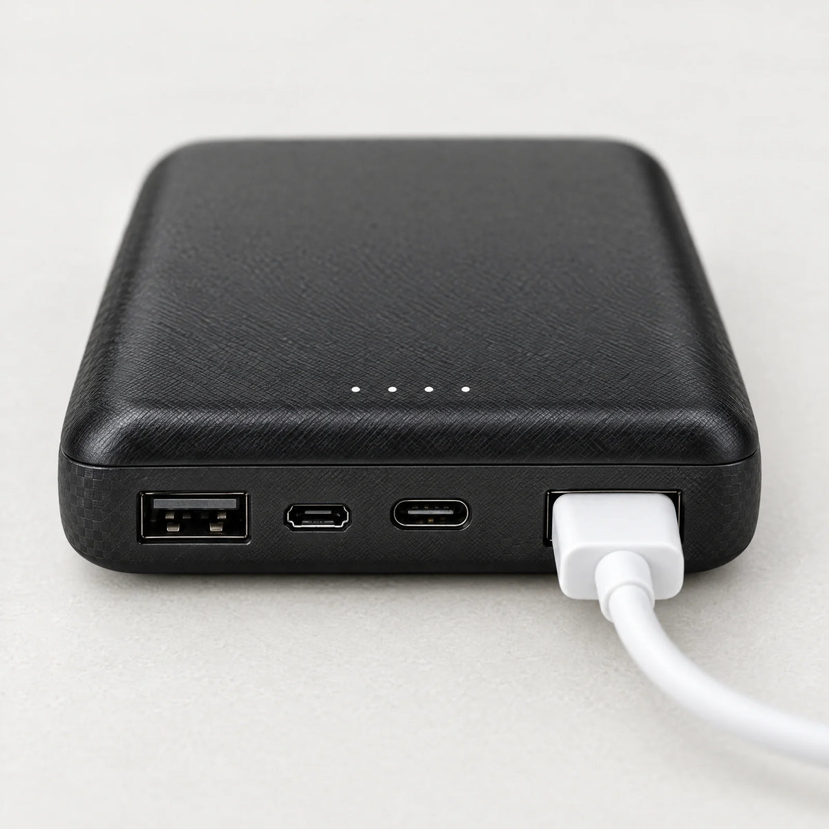 Aansluitingen van de powerbank: USB-A, micro-USB, USB-C en USB-A