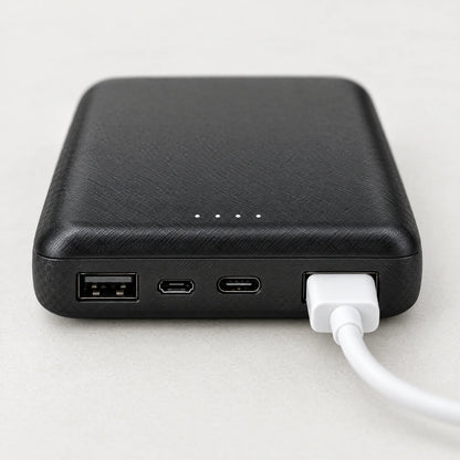 Aansluitingen van de powerbank: USB-A, micro-USB, USB-C en USB-A
