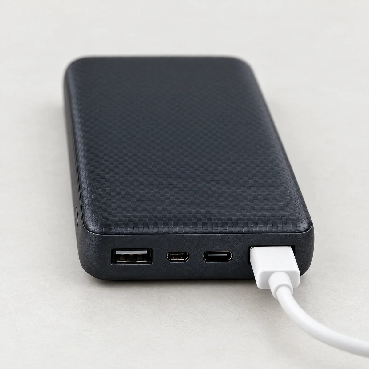 Aansluitingen van de powerbank: USB-A, micro-USB, USB-C en USB-A
